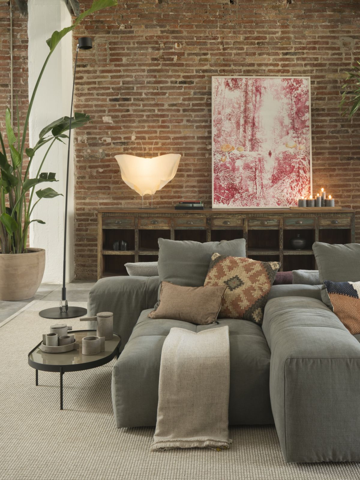 The large open spaces offer lots of flexibility which is emphasized through modular furniture