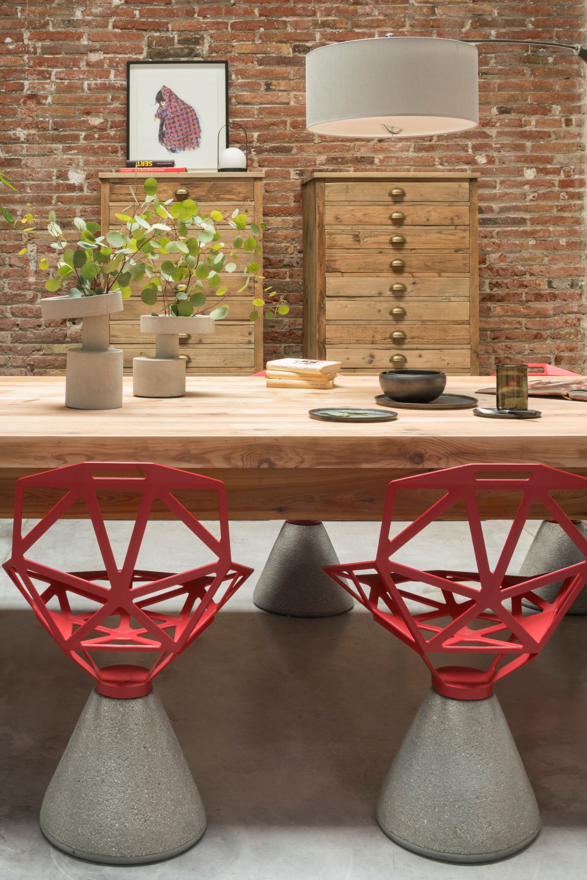 The furniture and the accessories feature contrasting styles but ultimately complement each other perfectly