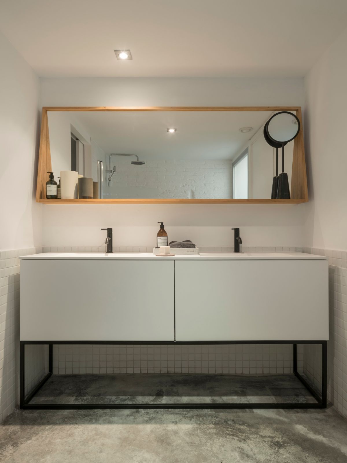 Minimalism is always present throughout the spaces, often mixed with different styles