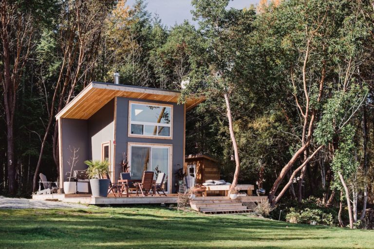 Tiny Vacation House Near Vancouver Conquers The Gorgeous Views