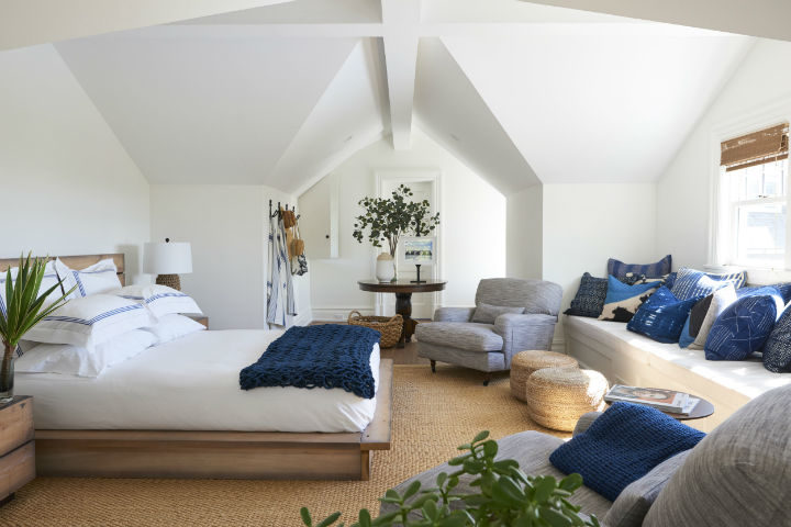 Sophisticated Comfortable and Chic Interior 18