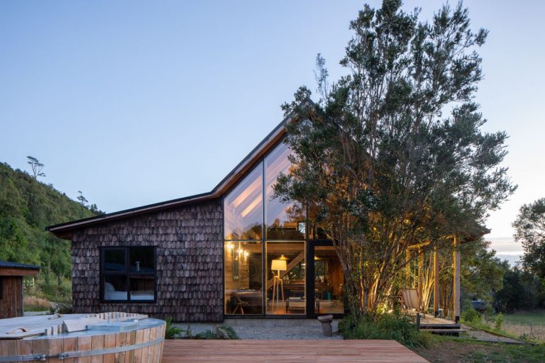 Modern Lodge Disguised As Traditional Using Wooden Shingles