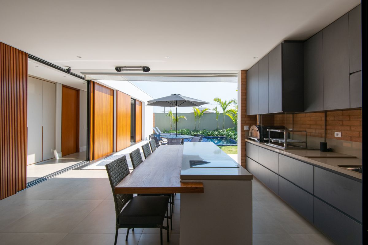 Sliding doors ensure a very flexible internal layout, allowing the spaces to flow seamlessly