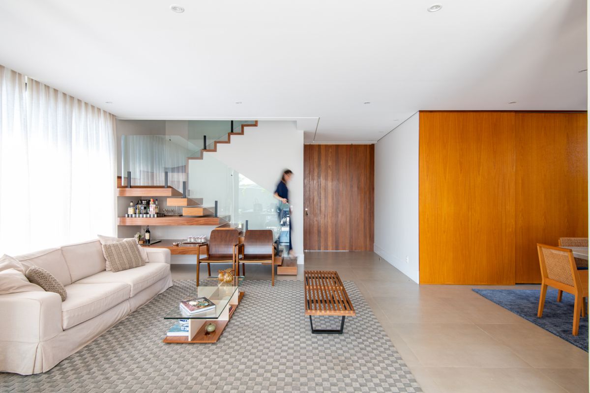 Minimalism also defines the interior spaces which focus on functionality without neglecting style