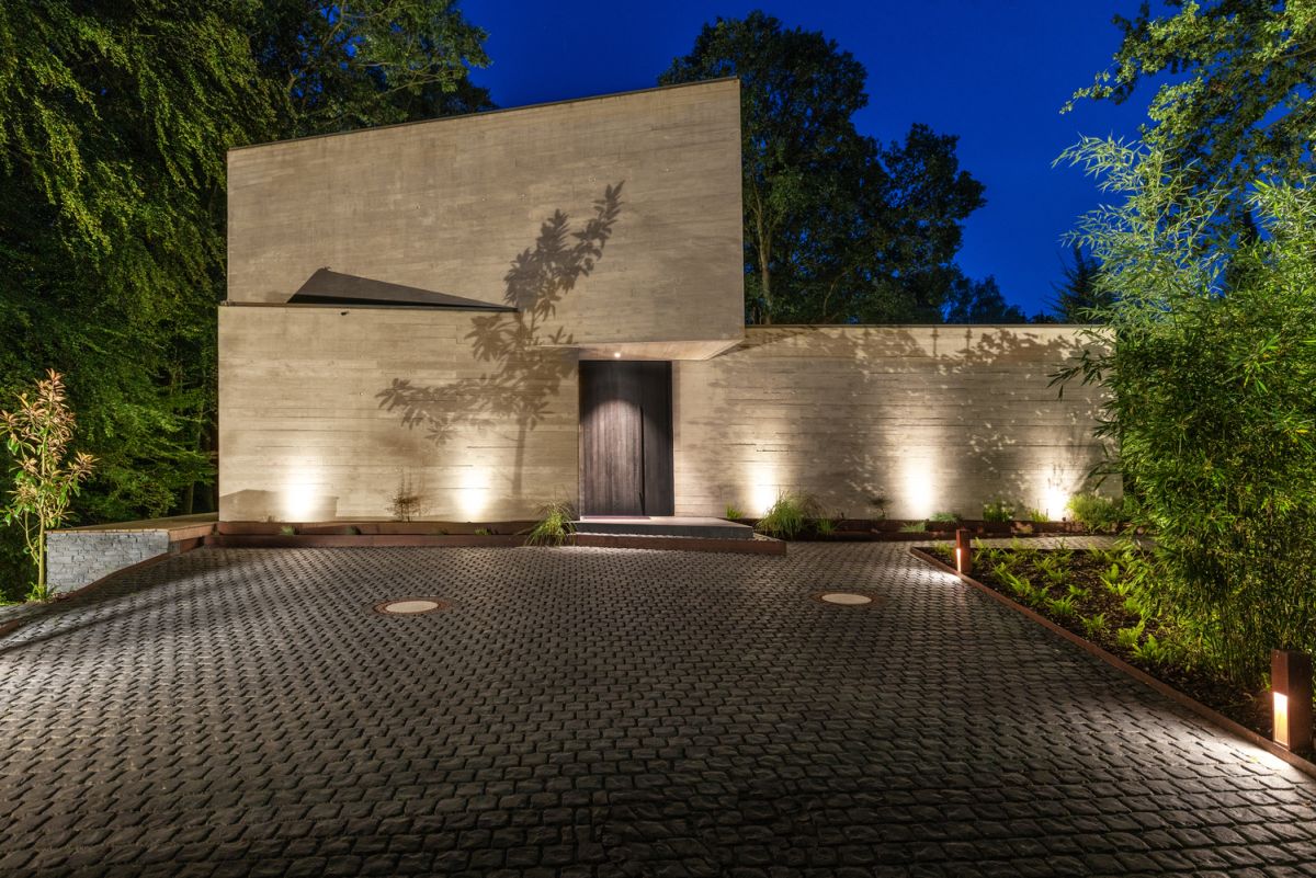 The house has an underground car park and a very simple and abstract architecture