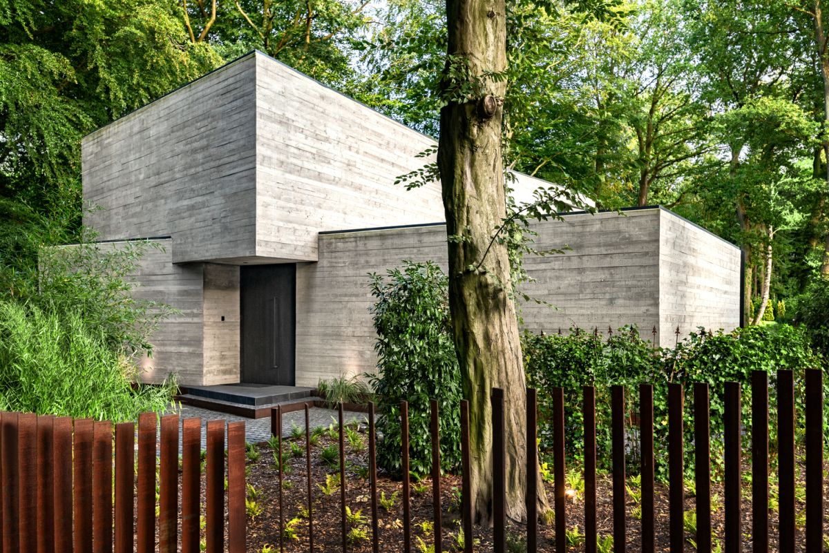 From the street the house showcases three large concrete blocks which blend together and make it look like a giant sculpture