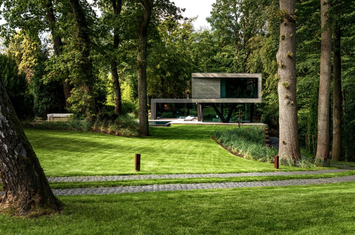 The house enjoys a privileged location, being surrounded by lush greenery and this amazing forest