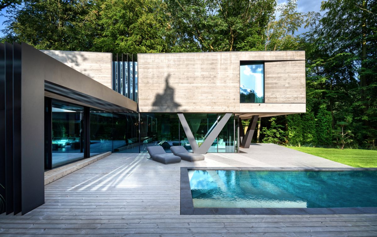 The rear section of the house is made up of a steel and glass volume with a concrete box on top