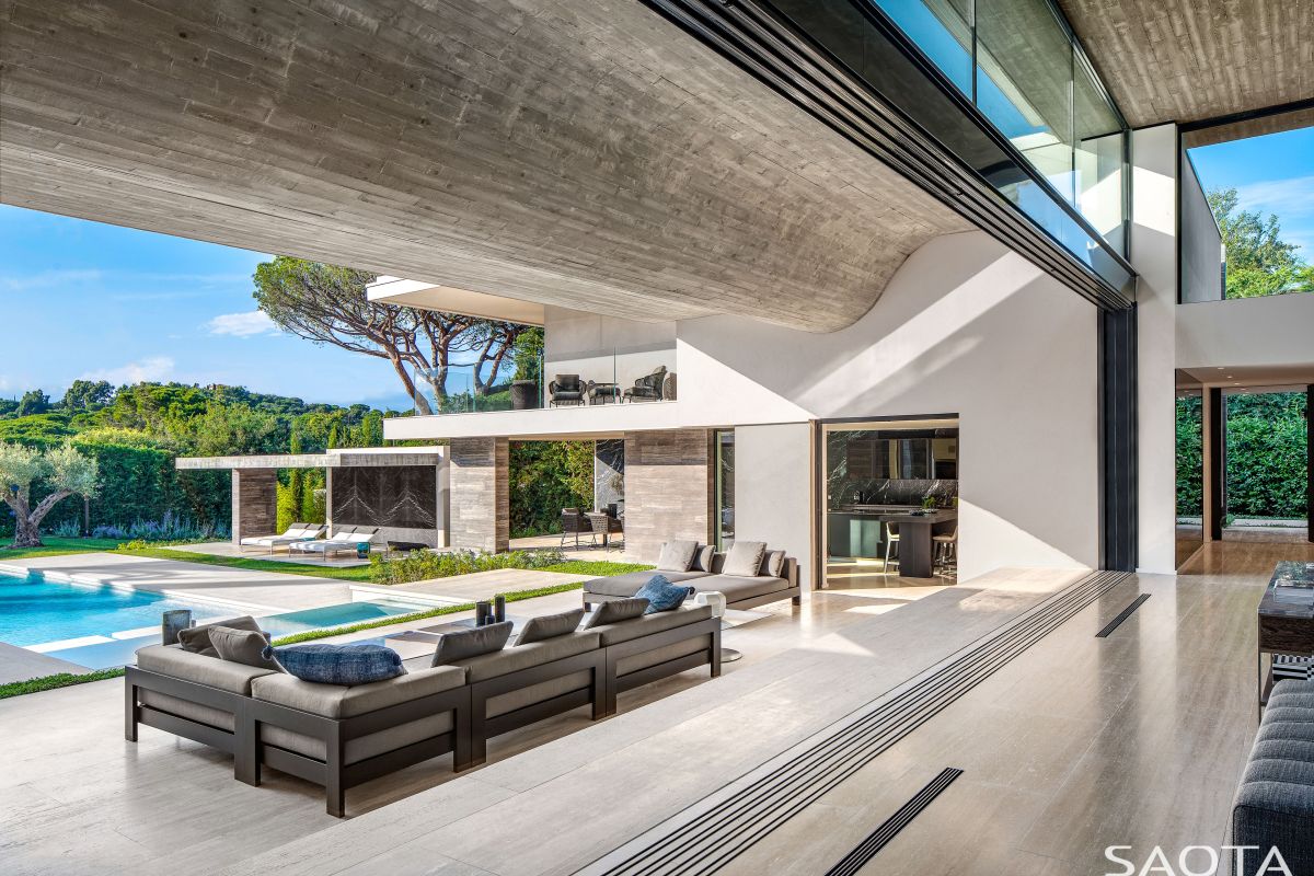 The floating roof undulates and gives these volumes an organic and casual allure