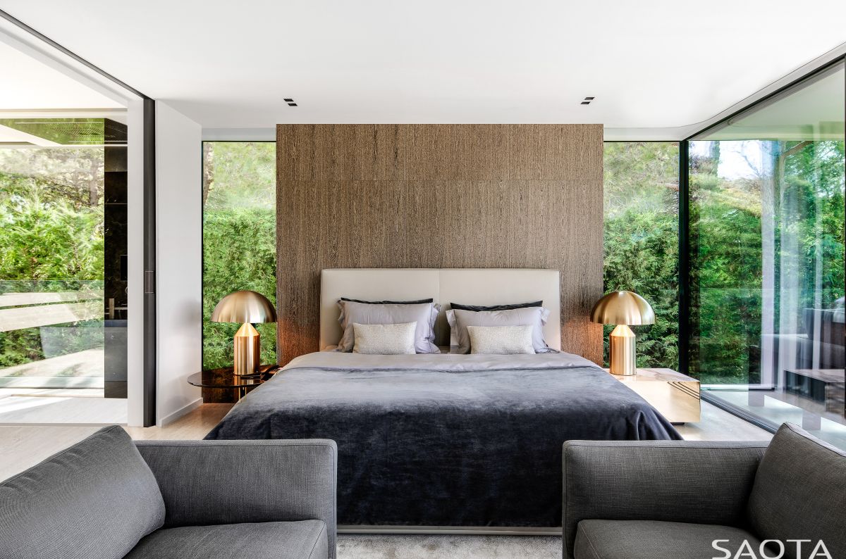 The private spaces occupy almost the entire two wings, turning this house into a wonderfully relaxing summer retreat