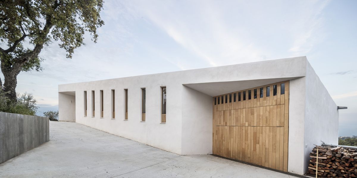 The house embraces the sloping terrain and takes advantage of its topography
