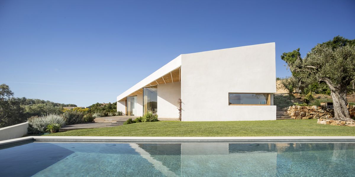 The swimming pool is positioned a few meters away from the house, perpendicular to the building