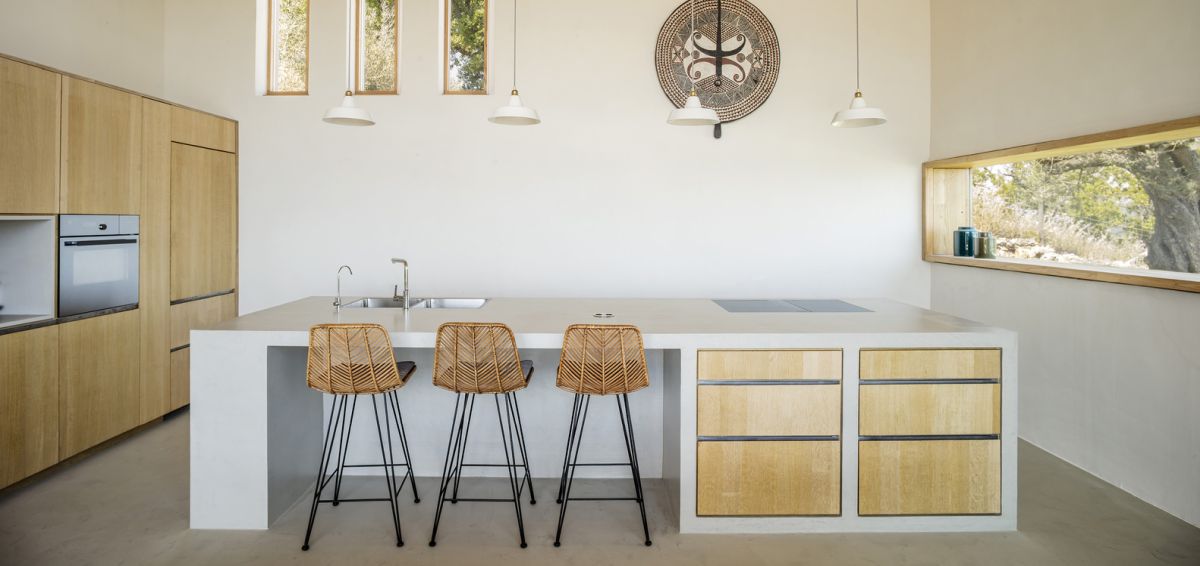 The kitchen is unusually simple and lacks the usual wall-mounted cabinets and shelves