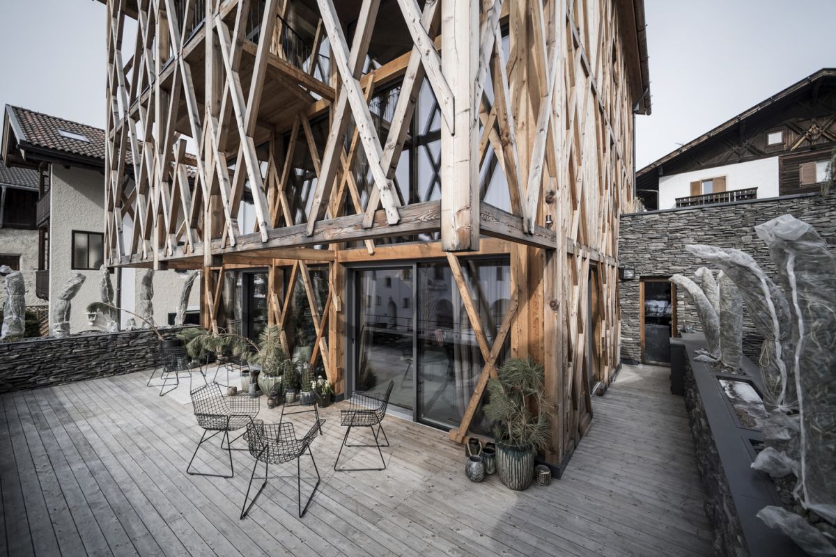 At closer inspection it becomes apparent that the traditional shell hides a modern interior