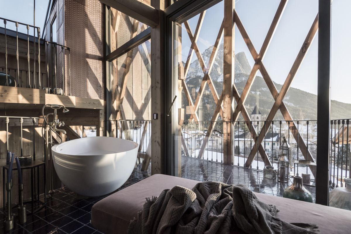 Large, full-height windows open the interior spaces to the grandiose views