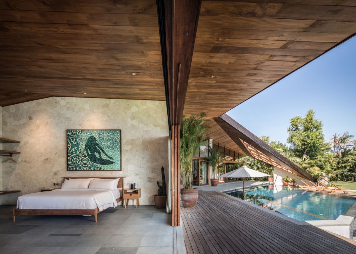 The bedrooms have direct access to the outdoors as well, enjoying a close connection with their immediate surroundings