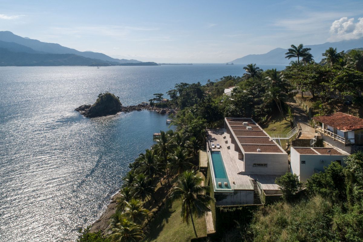 The house embraces the slope and has volumes scattered on different levels, with various degrees of privacy