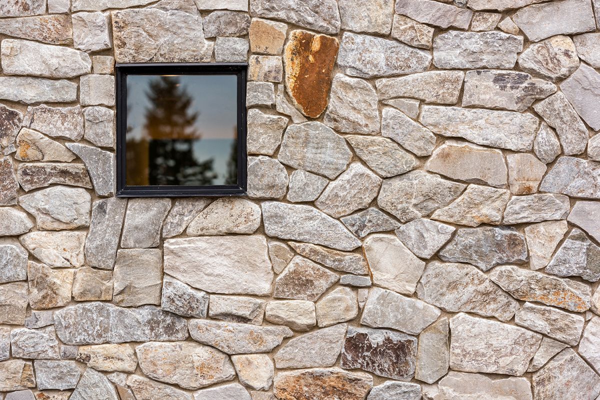 The stone surfaces give the house a very authentic and outstanding look, helping it to blend in with the terrain