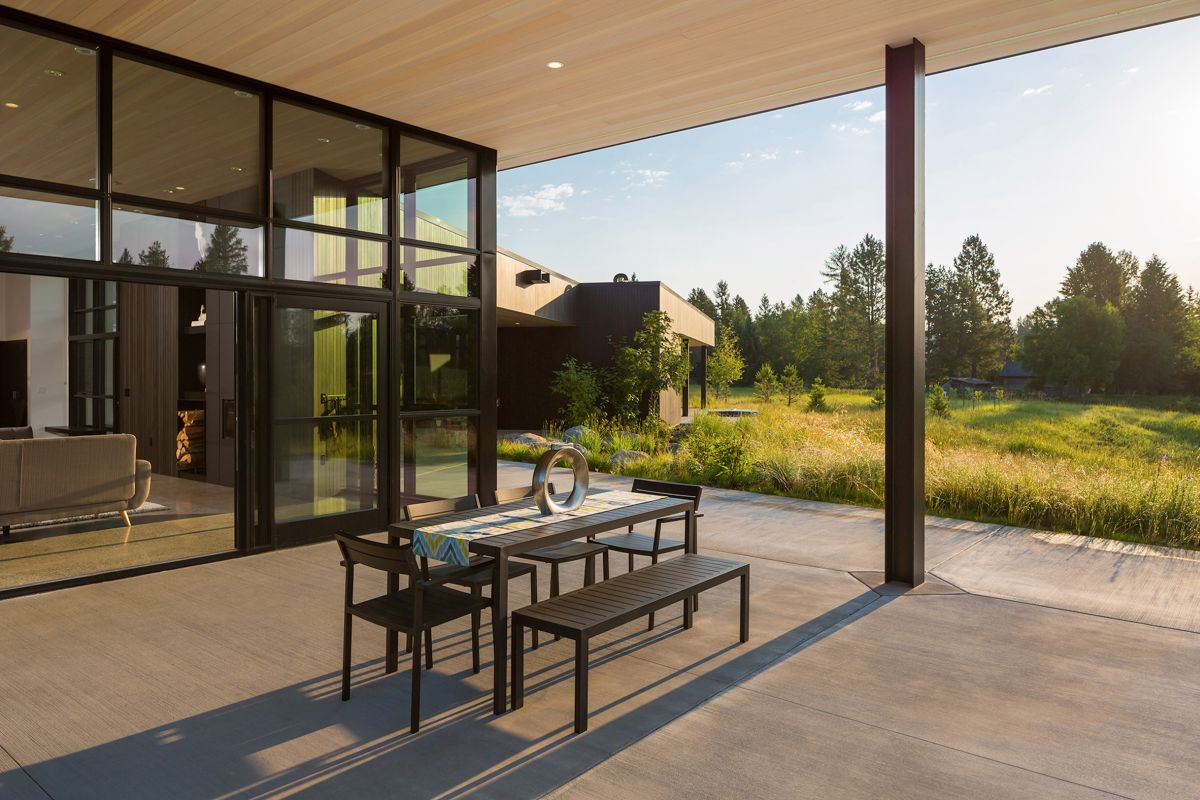 The green valley and the trees which surround the site turn this house into an amazing retreat