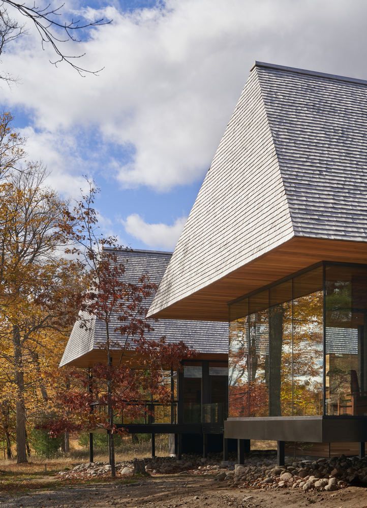 The glass pavilion allows lots of natural light to enter the cabin and creates a strong connection with the outdoors