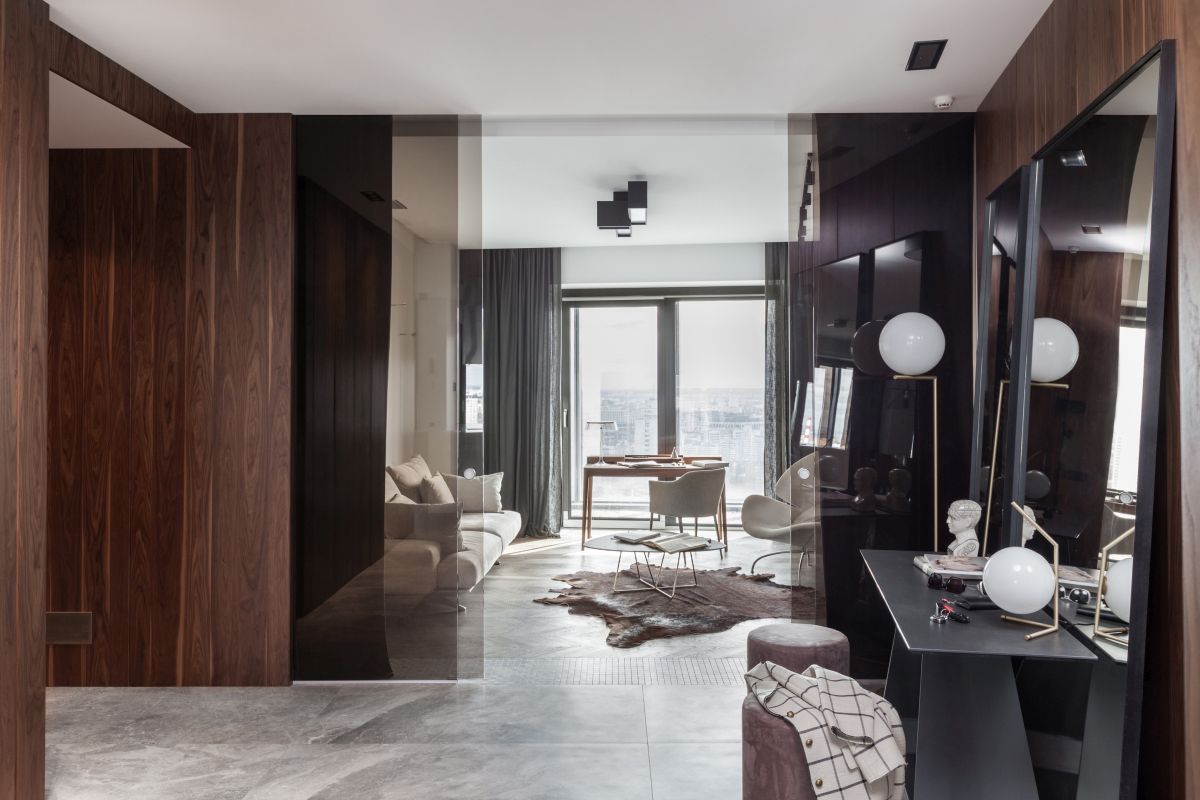 The apartment has a very pleasant and inviting look thanks to the array of natural materials used in its new design