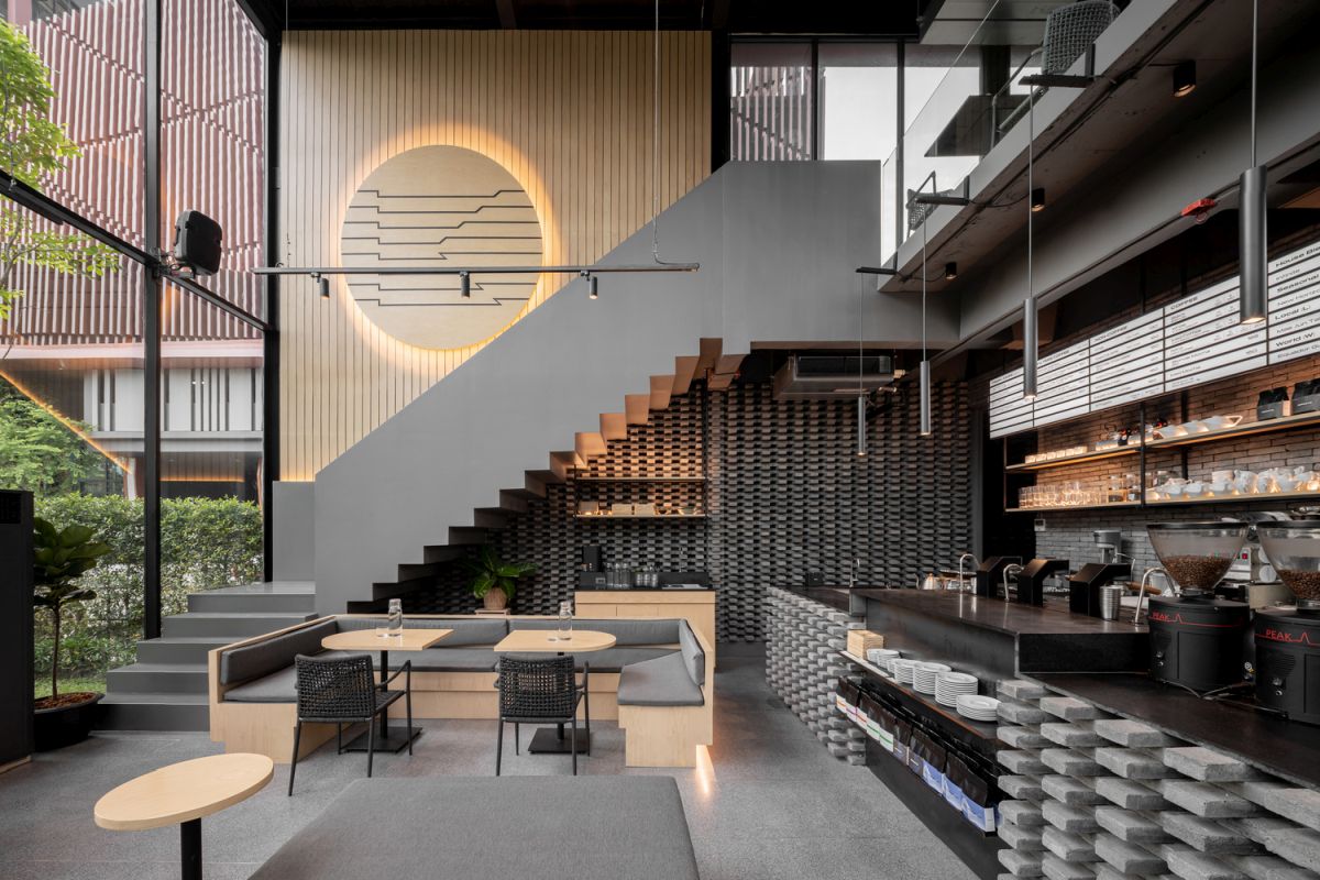 The glazed front facade of the shop exposes the beautiful interiors to draws people in