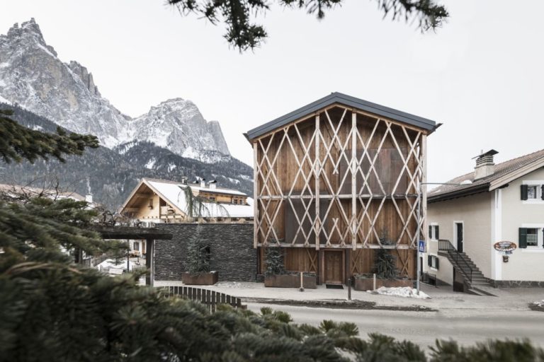 Eclectic Barn-Like Retreat At The Foot Of A Beautiful Mountain