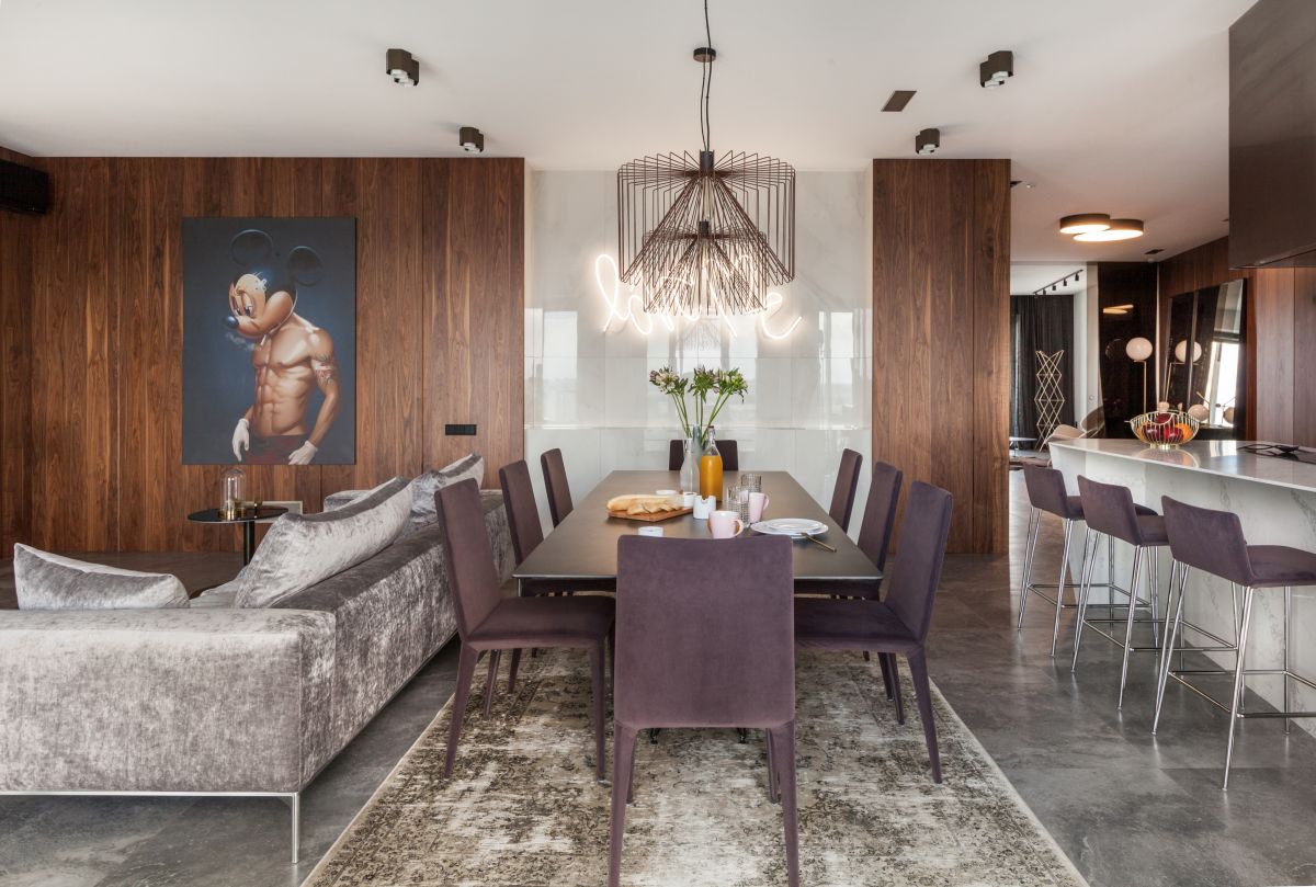 The living and dining area is very welcoming, blending lots of different finishes and textures together