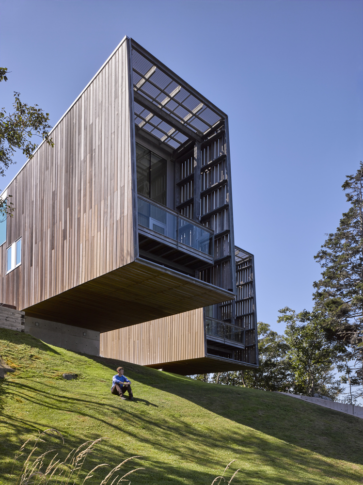 A House With Two Cantilevered Pavilions Lets The Sea Pass Under It
