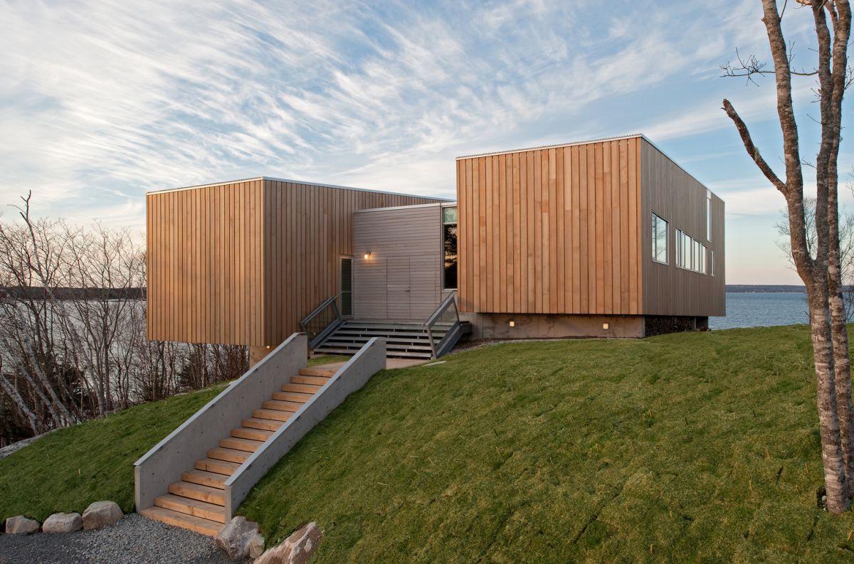 The wooden exterior shell gives the house a modern and welcoming look and disguises the steel frame