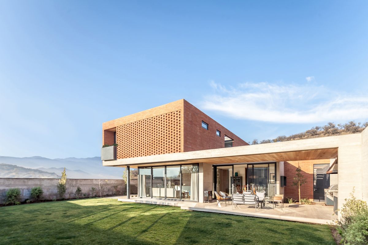 The upper volume rises above the site boundaries to frame views of the distance mountain range
