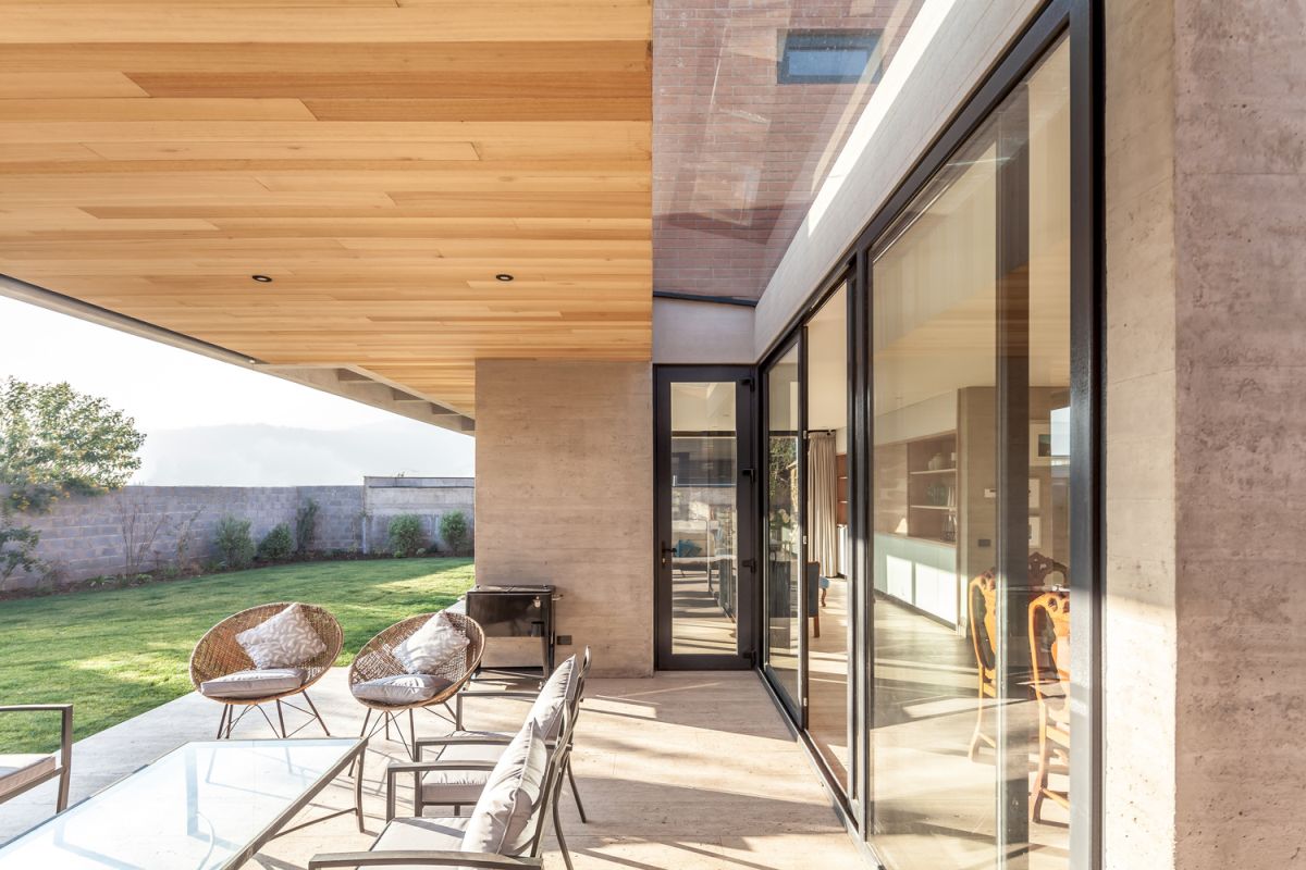 The internal spaces open up towards transitional spaces and the garden beyond