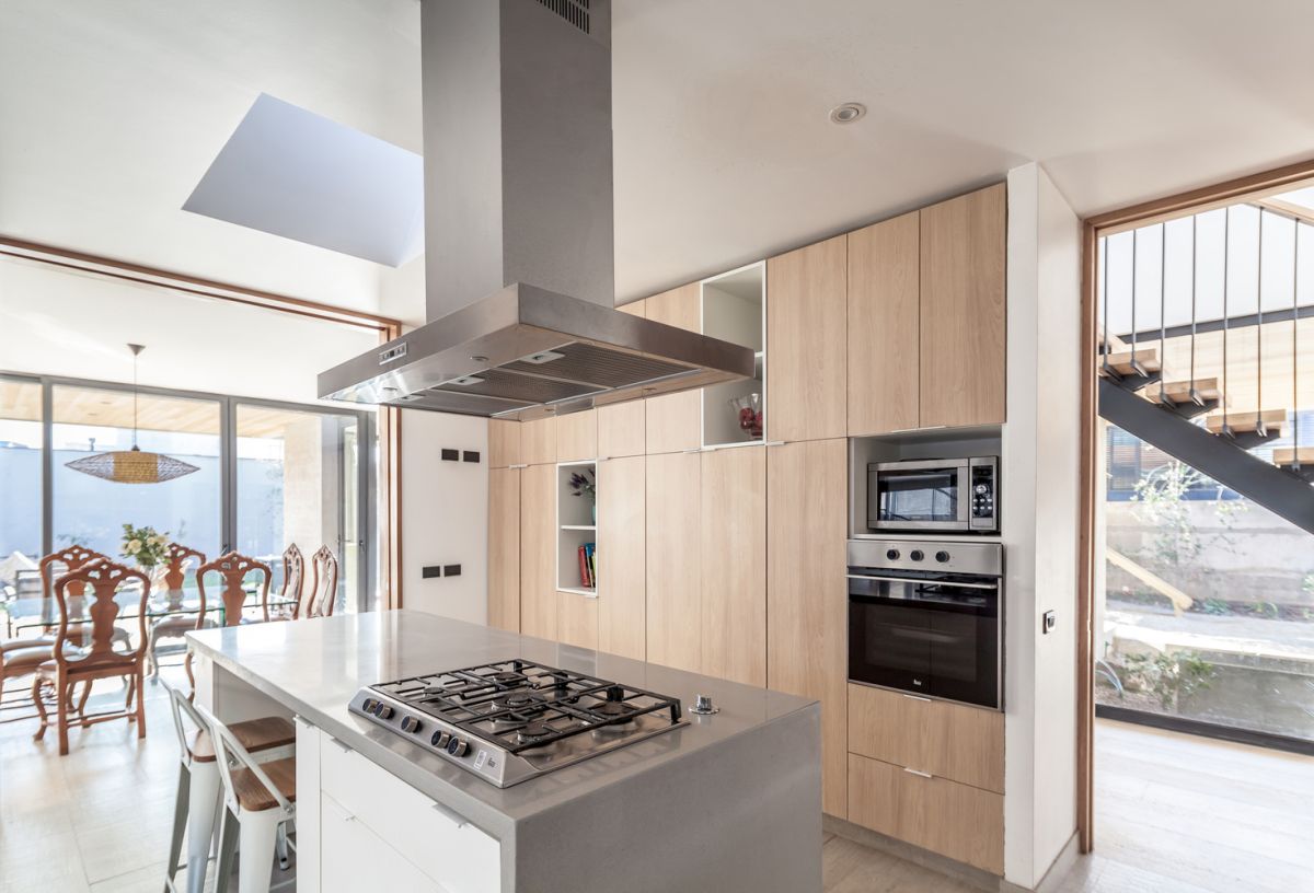 The volumes are connected via a linear staircase overlooking the panoramic landscape