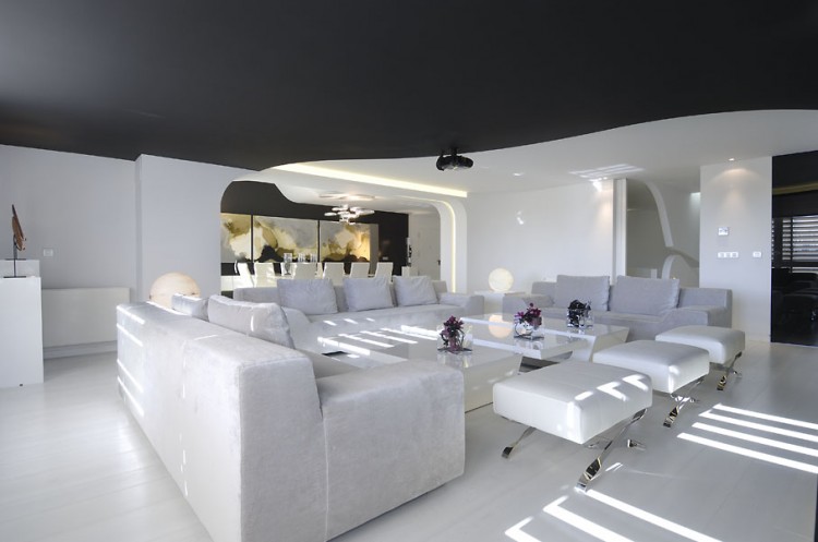 This is a gorgeous living room designed by A-cero using the timeless black and white combination