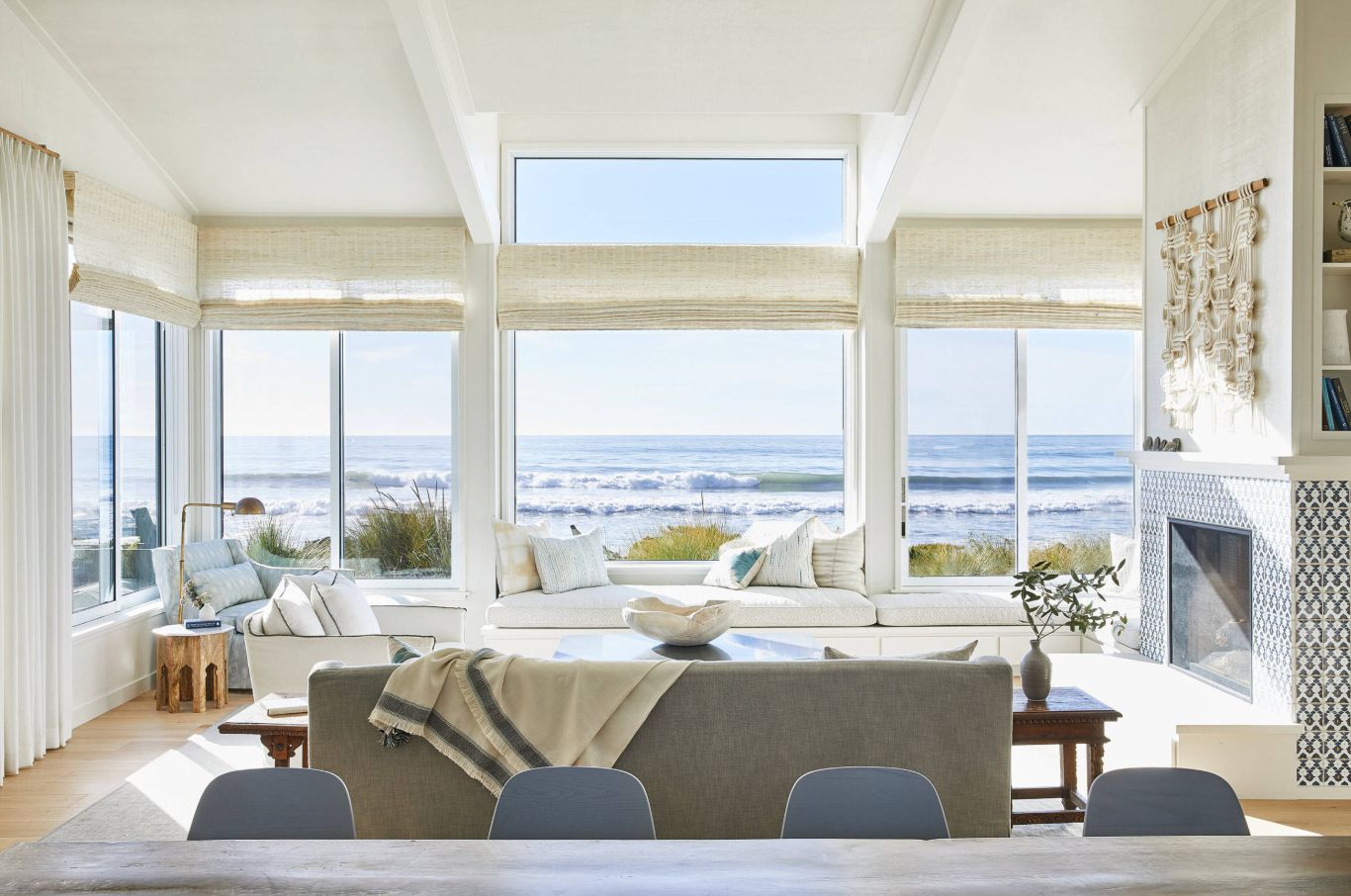 One would actually expect to see white furniture in an ocean-side vacation home